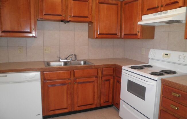 2 beds, 1 bath, 975 sqft, $850, Unit D