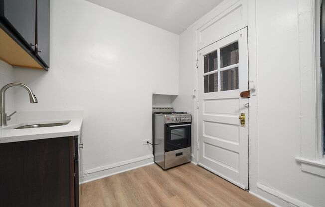 1 bed, 1 bath, 559 sqft, $1,850, Unit 2700-1EE
