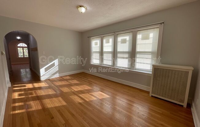 7512 N CLAREMONT AVE