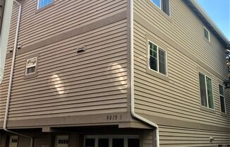 Lovely, Spacious 3 bed/2.5 bath townhome in North Seattle!