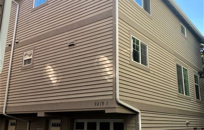 Lovely, Spacious 3 bed/2.5 bath townhome in North Seattle!