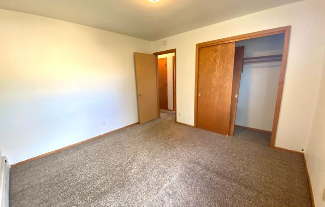 2 beds, 1 bath, $925, Unit 11