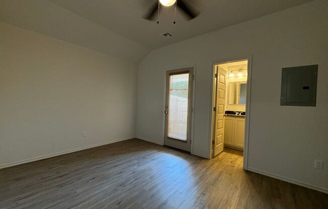 2 beds, 2 baths, 975 sqft, $1,200, Unit 1416 SW Texas Apt A