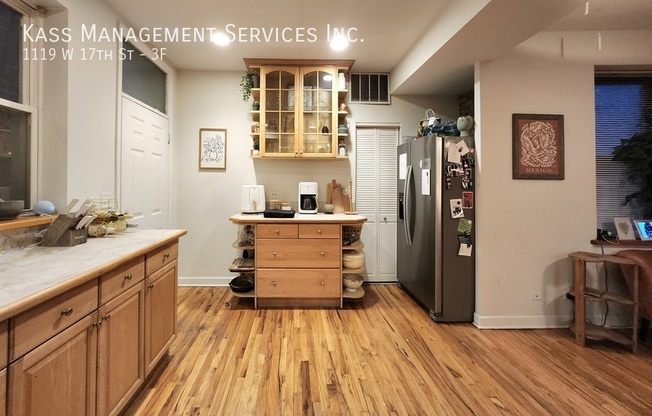 1119 W 17 ST
