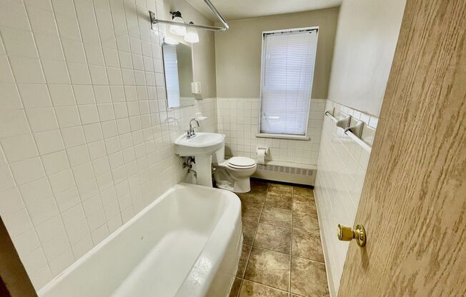 1 bed, 1 bath, 598 sqft, $1,050, Unit 301