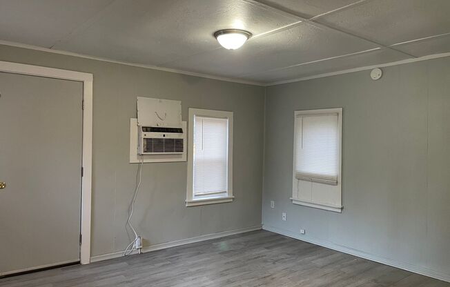 Cute Bungalow Style 1 Bedroom 1 Bath Home--Washer/dryer included!!