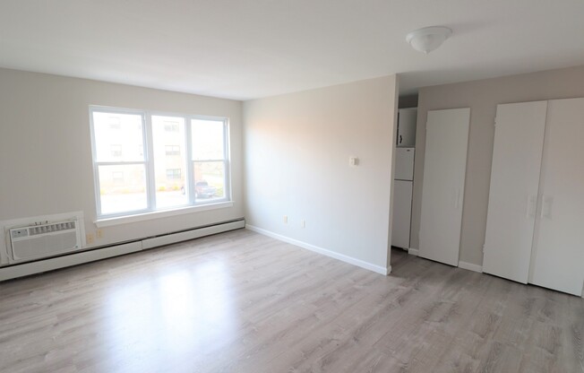 1 bed, 1 bath, 750 sqft, $1,300, Unit B4