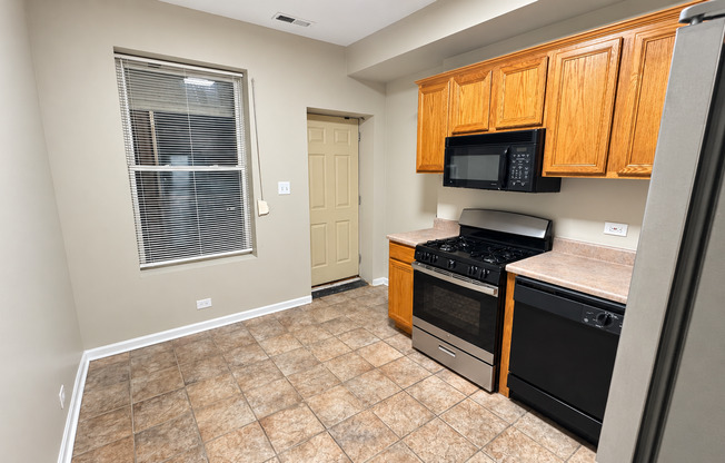 3 beds, 2 baths, $1,785, Unit 3w
