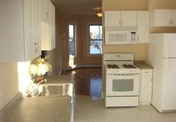 2 beds, 1 bath, 850 sqft, $3,250, Unit 2