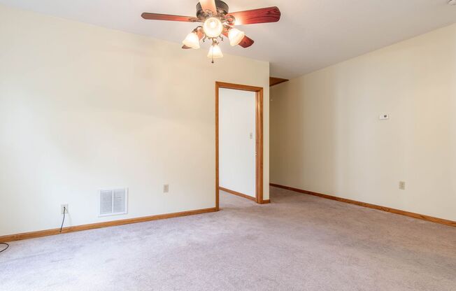 2 beds, 1 bath, $975, Unit 1025 Apartment 2 Upper