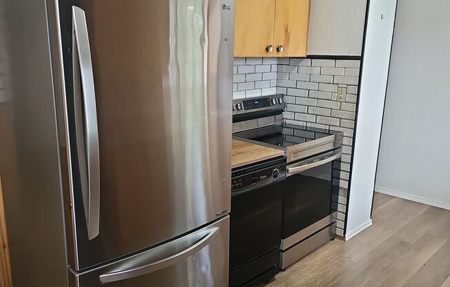 South Tacoma Rambler - 3 bedroom 1 bathroom plus Bonus room, Covered patio & Fenced yard. Available NOW!!