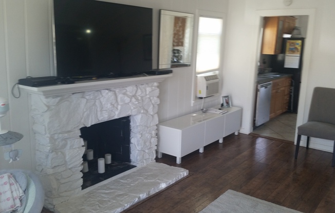 2 beds, 1 bath, $3,200