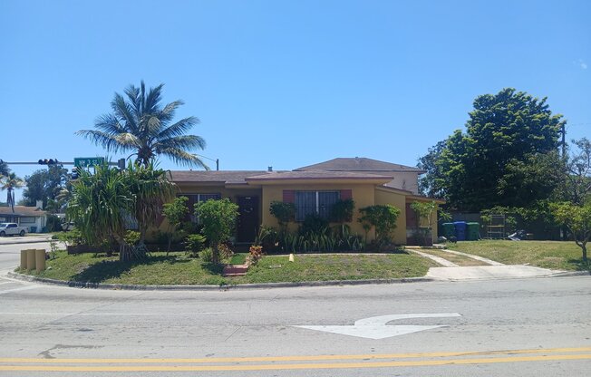 1702 NW 3 ST