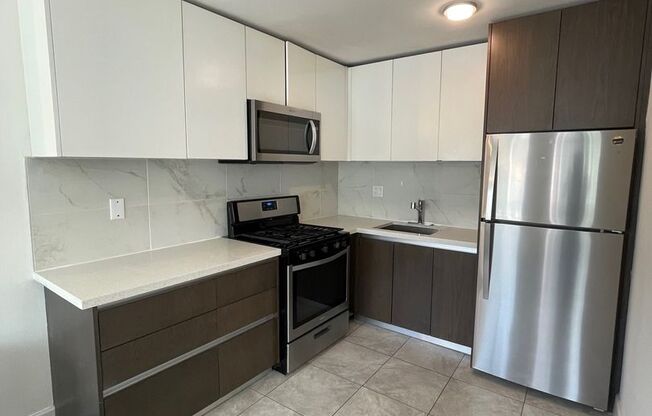 2 beds, 1 bath, $2,610, Unit 9