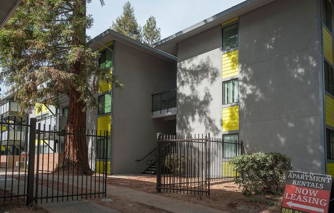 2 beds, 2 baths, 890 sqft, $575