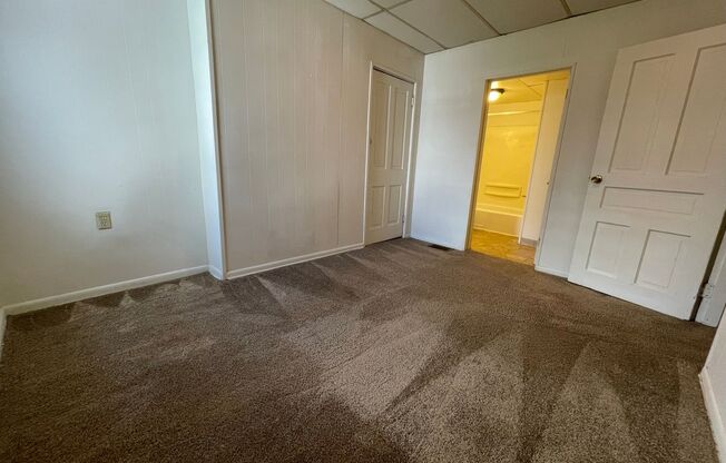 Oakland 1BR With Heat Included!! Great location on Semple! Call Today to Schedule a Tour!!