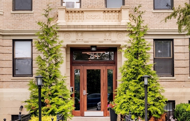2 beds, 1 bath, 537 sqft, $3,925, Unit B