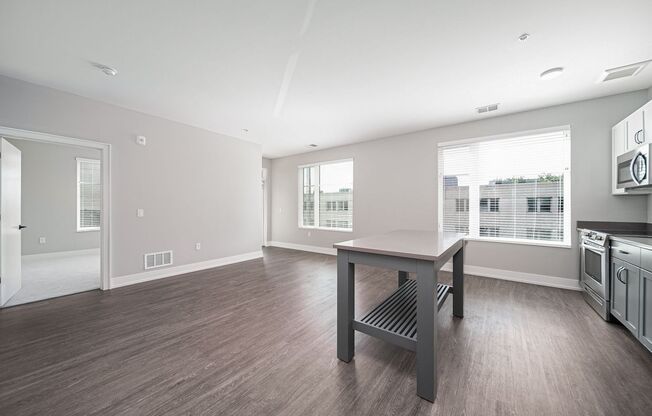 2 beds, 1 bath, 887 sqft, $1,575, Unit 225