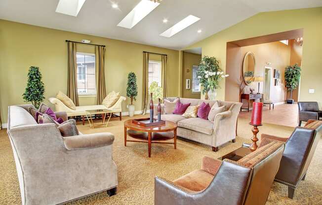 Lakeside resident lounge, Dean Weidner Real Estate Investments Apartments in Mountlake Terrace, WA