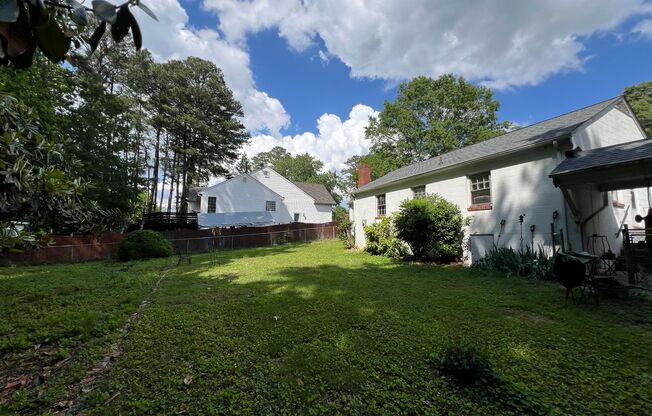 Adorable 2bdrm/1bth Ranch Style Home Conveniently Located in Henrico's West End!!