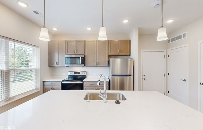 2 beds, 2 baths, 1,071 sqft, $1,800, Unit 4-210