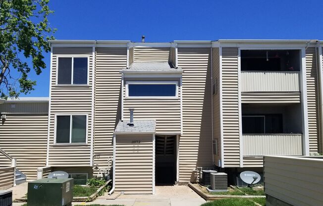 * 2 bed, 1 bath, Cherry Creek schools, Great location off Havana and Exposition with washer/dryer in complex