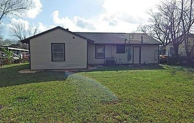 3 bed / 1 bath home in South Houston - Move in Ready!