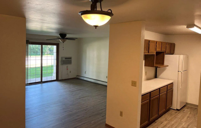 2 beds, 1 bath, $1,100, Unit Apt 2