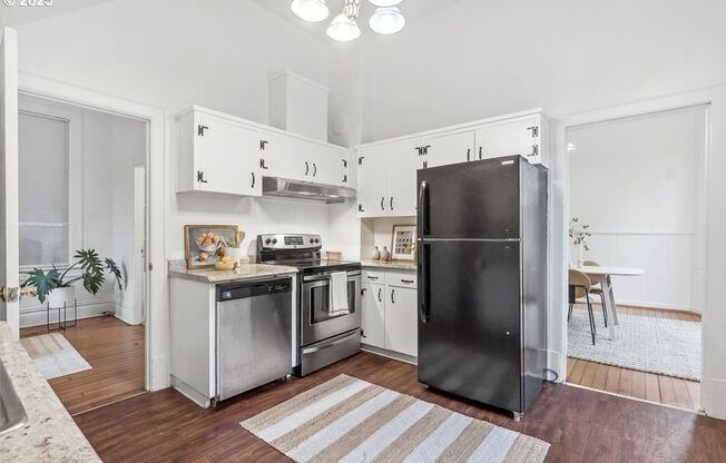 2Bd/1Ba + Bonus Room Located in the Popular NW District of Nob Hill and Slabtown. Walking Distance to Shopping and Restaurants!!!