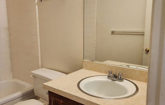 2 beds, 1 bath, $1,095, Unit B