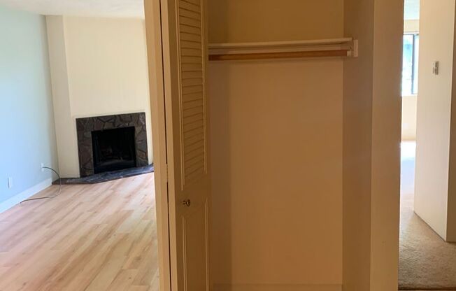 2 beds, 1.5 baths, 940 sqft, $1,705, Unit 0142
