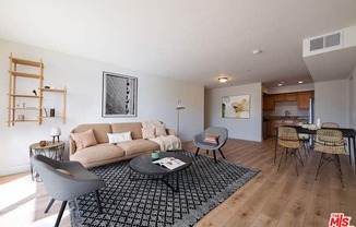 1117 N ORANGE DR
