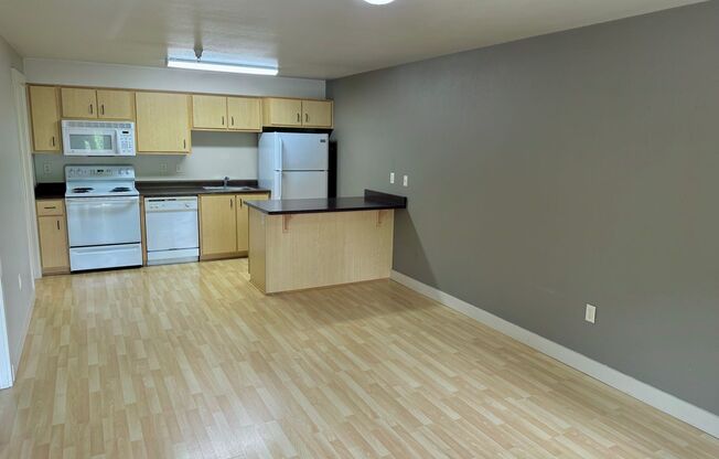 Gateway 2nd Story Condo with Laminate H/W's, A/C, Laundry In-Unit