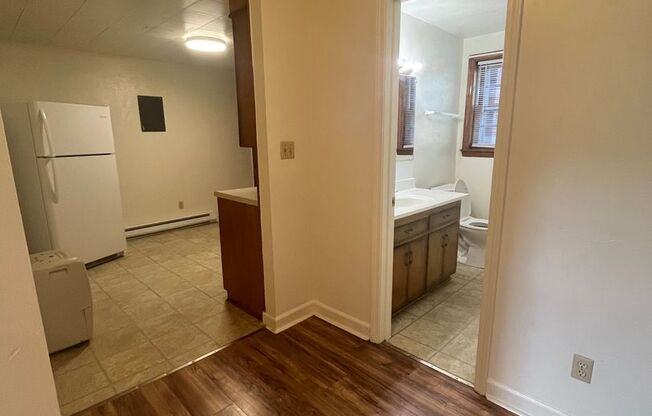 2 beds, 1 bath, 903 sqft, $1,140, Unit M-9