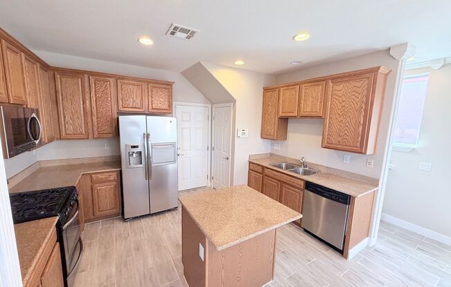 2 Story 3 bed + Loft, 2.5 Bath Home in NW
