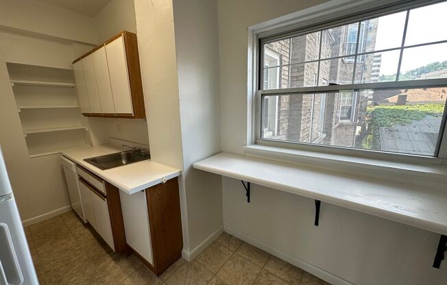 1 bed, 1 bath, 572 sqft, $1,400, Unit Old King Edward 37