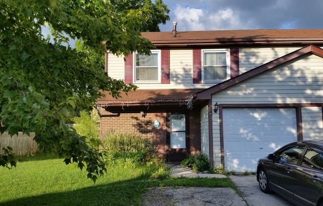 2 story 3 bd 2.5 ba duplex fenced yard Bolingbrook