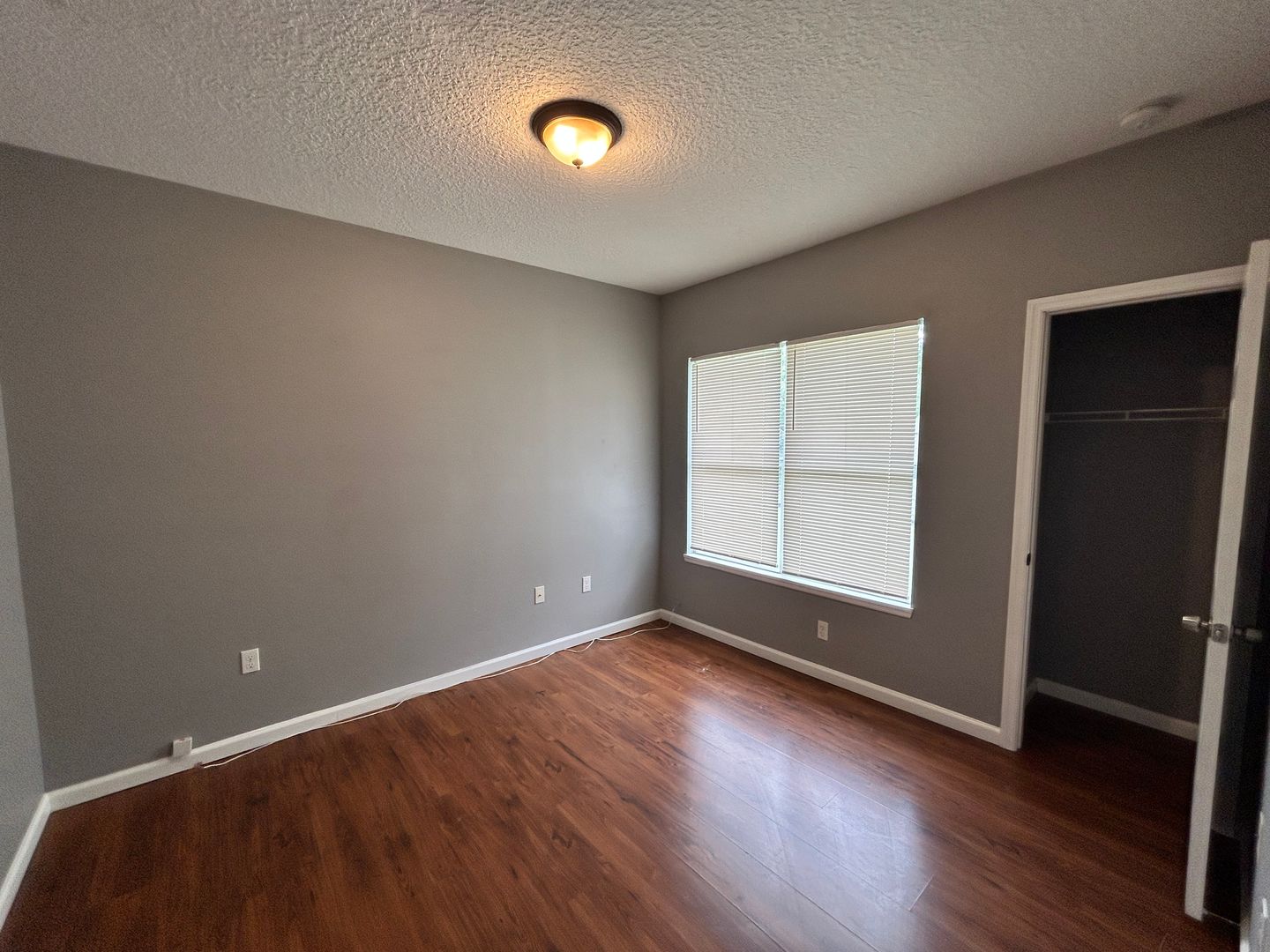 2/2 2nd Floor w/ Balcony Unit in Murray Hill!