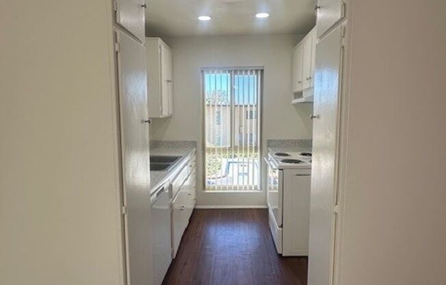 2 beds, 1 bath, 910 sqft, $2,435, Unit B012