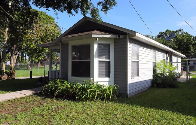 Charming 3 bedrooms Bungalow in down town Orlando,