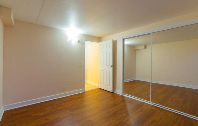 Napili Towers bedroom with mirror doored closet