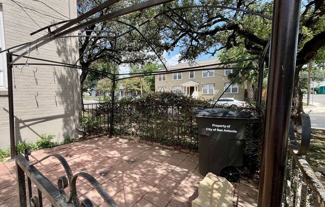 *LOCATION* Fabulous 1/1 with extra space ONE BLOCK off the St Mary's strip and close to the Pearl! Move in Ready!