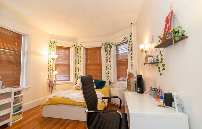 3 beds, 1 bath, $3,200, Unit Unit #9