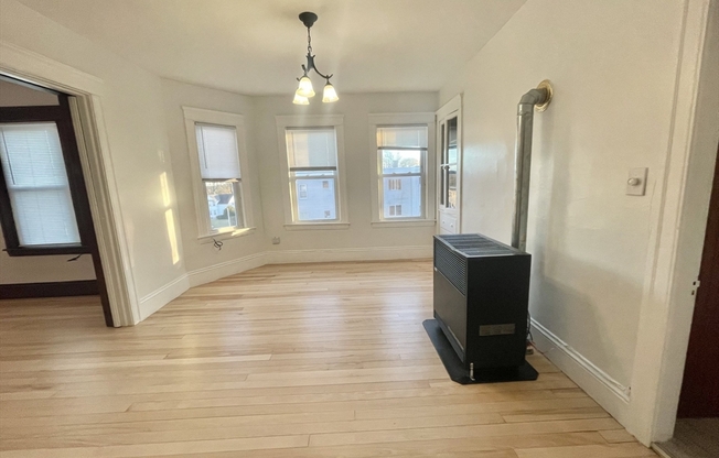 3 beds, 1 bath, 1,350 sqft, $2,100, Unit 3