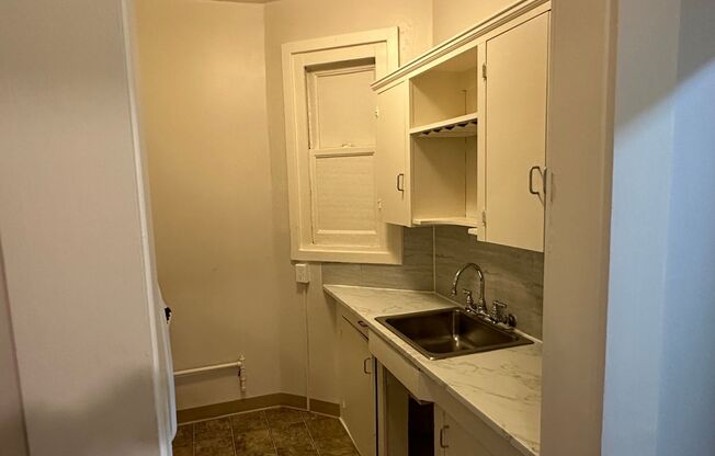 Studio, 1 bath, 450 sqft, $1,095, Unit 102