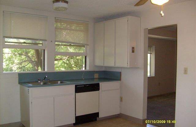 2 beds, 2 baths, 900 sqft, $1,400, Unit 4