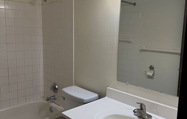 2 beds, 1.5 baths, 905 sqft, $1,460, Unit 35-202