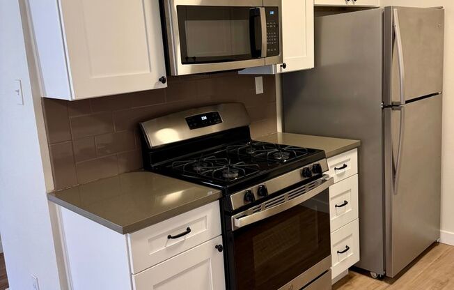 2 beds, 2 baths, 900 sqft, $1,550, Unit LAW11-204