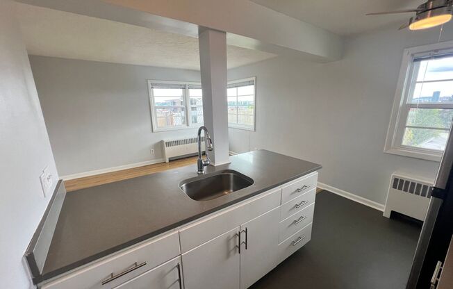 1 bed, 1 bath, 609 sqft, $1,450, Unit 422