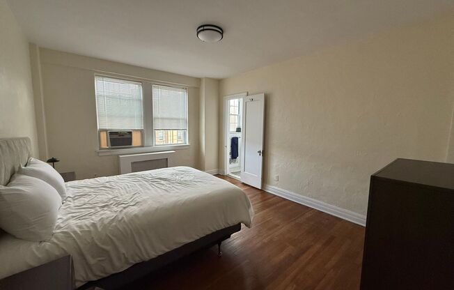 2 beds, 2 baths, 1,303 sqft, $3,000, Unit New King Edward  402